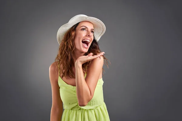 Mujer joven en un vestido — Foto de Stock